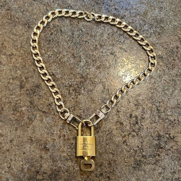 Authentic Louis Vuitton #319 Lock & Key Gold Brass w Short 15 " New Chain - Picture 2 of 4